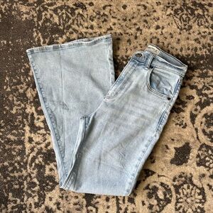 Abercrombie and Fitch Curve Love The Flare Ultra High Rise 25 XS Light Wash